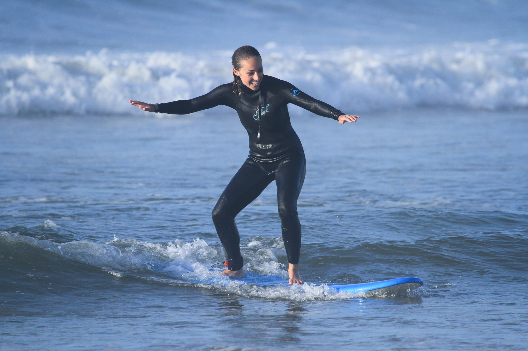 surf beginner joy photos by Isa Martins Photography