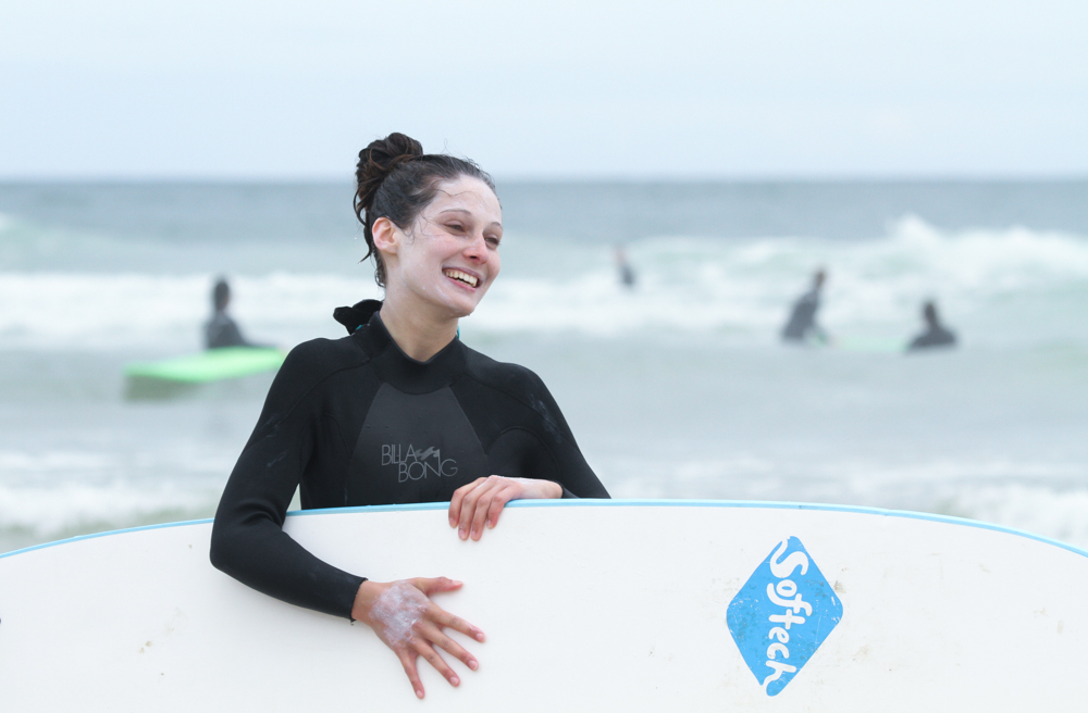 surf beginner joy photos by Isa Martins Photography